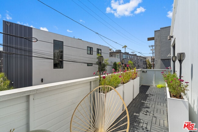 Building Photo - 548 Rose Ave