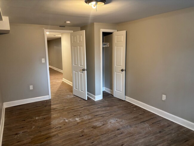 Building Photo - 3 Bedroom 2 Bathroom Townhome Available in...