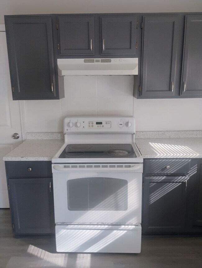 Building Photo - Cozy 2BR Home in KC Northland – Fully Fenced Yard & Fresh Updates