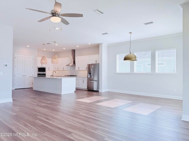 Building Photo - 10682 Aventura Dr