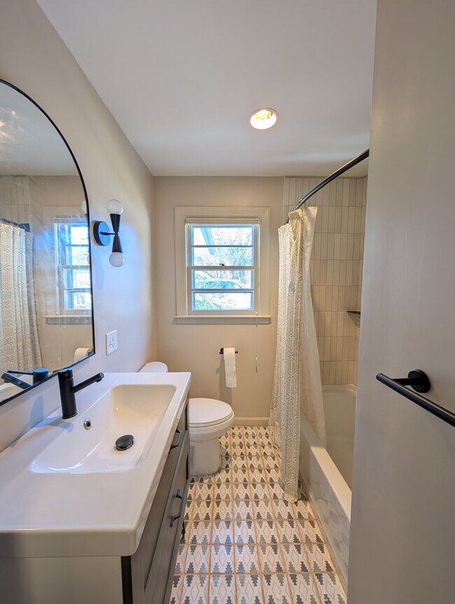 Building Photo - Great West Asheville Location!