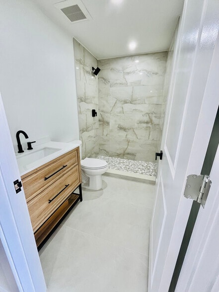 Building Photo - 1612 E River Dr