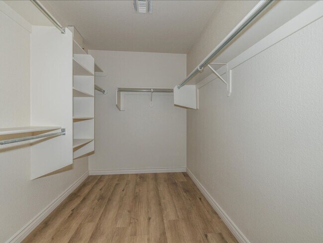 Building Photo - 3 Bedroom 2 Bathroom with Den