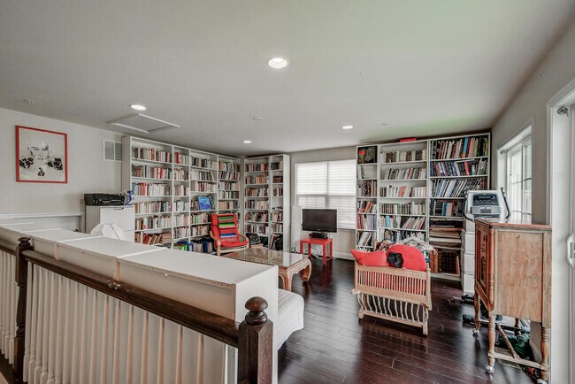 Building Photo - 124 Meridian Ln