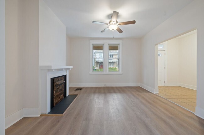 Building Photo - Newly Renovated 3 Bed, 1 Bath Home - Conveniently Located, Central AC & Heat - Available NOW in B...