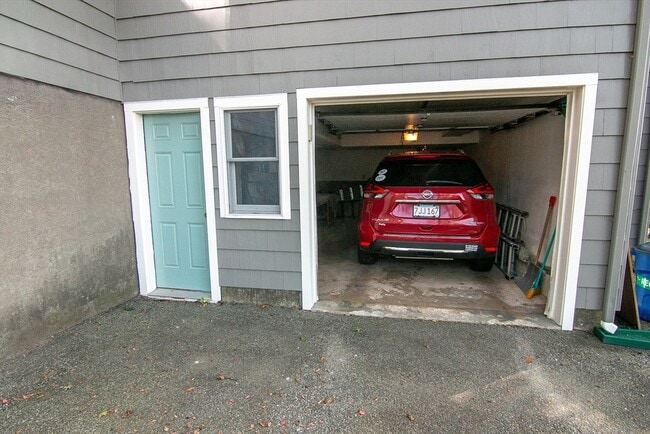 Building Photo - 6 Wildwood Ln