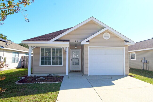 Building Photo - Charming 2BD/2BA Cottage in the Cottages a...