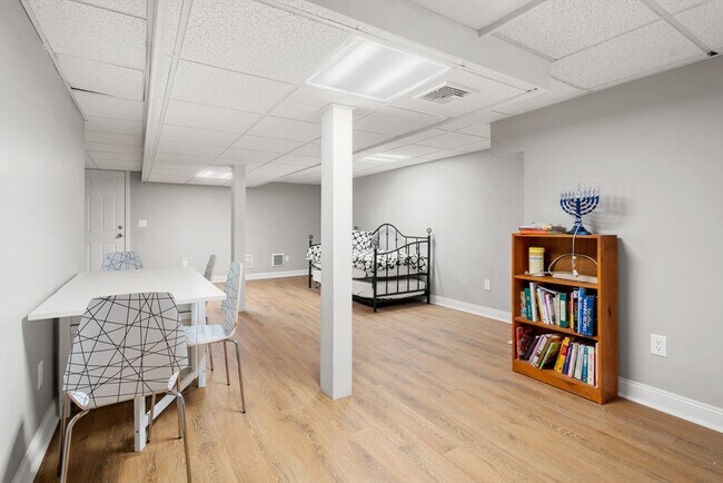 Building Photo - 32 E Chestnut St