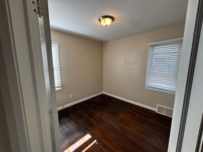 Building Photo - 3 bed 2 bath bungalow