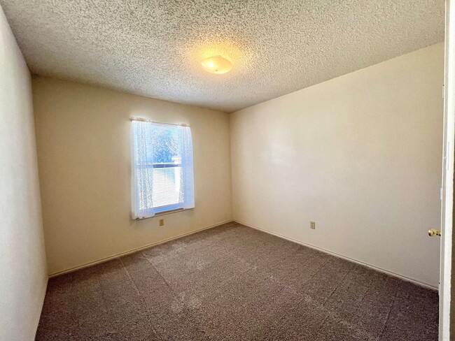 Building Photo - Available now! 3/2/2 with fenced backyard and small sunroom