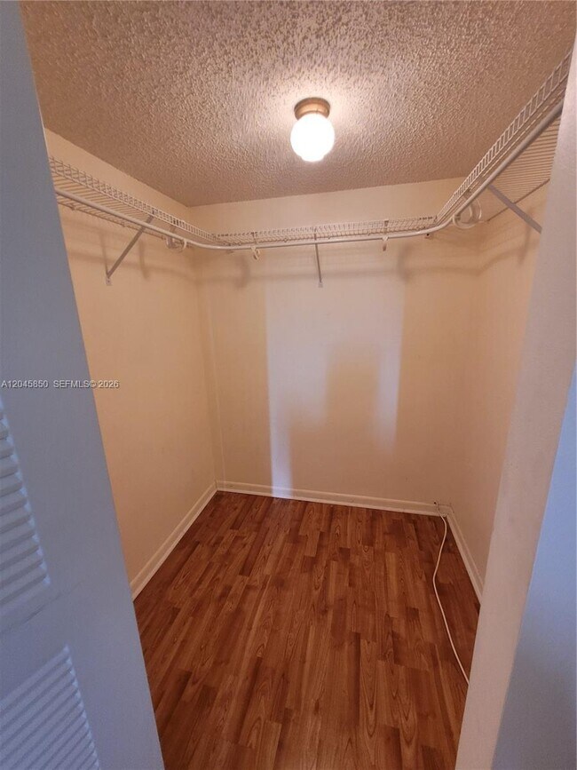 Building Photo - 1800 N Lauderdale Ave