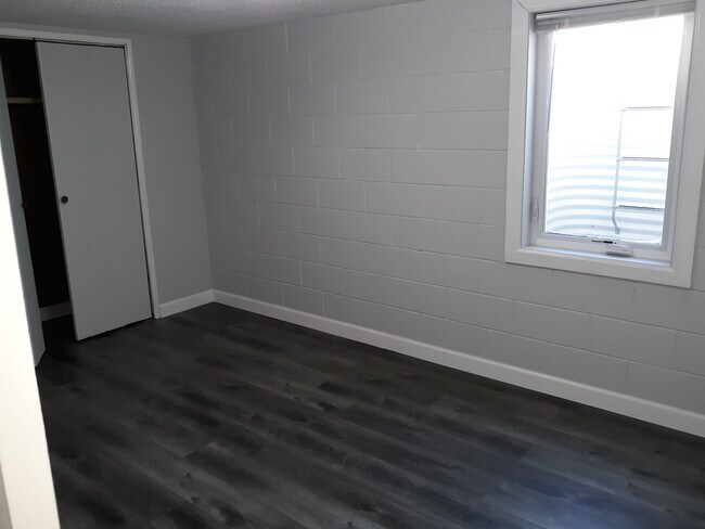 Building Photo - Neligh Triplex