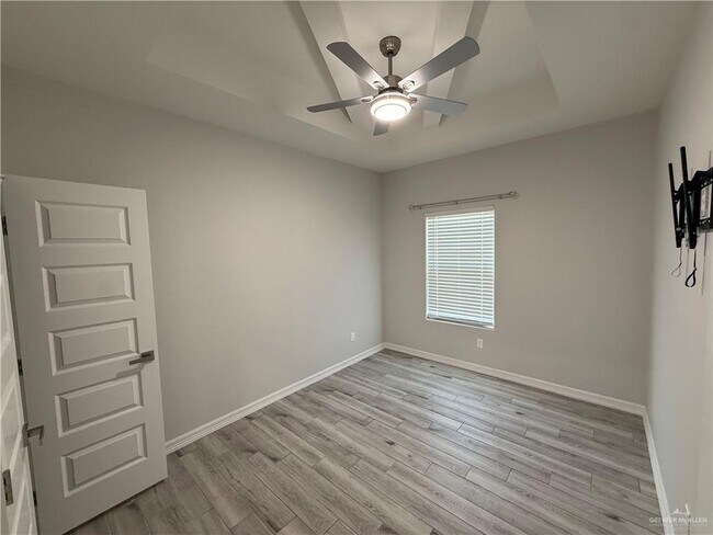Building Photo - 19 E Comal Rd