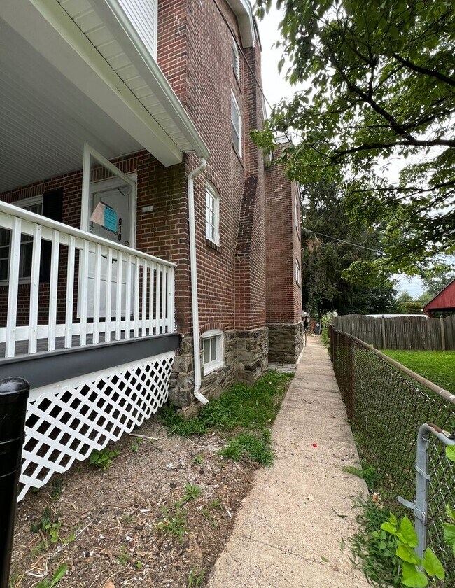Building Photo - Renovated 3 Bedroom End Unit Available Now!