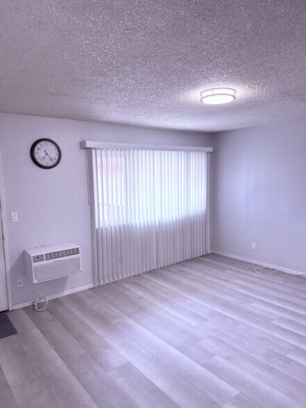 Living Room - 4700 Clair Del Ave