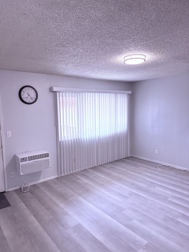 Living Room - 4700 Clair del Ave