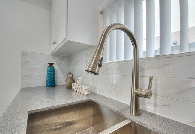 Building Photo - Luxury 2 & 4 Bed Townhomes in NoHo!