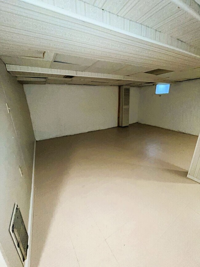 Building Photo - Darling 2 bedroom Bungalow