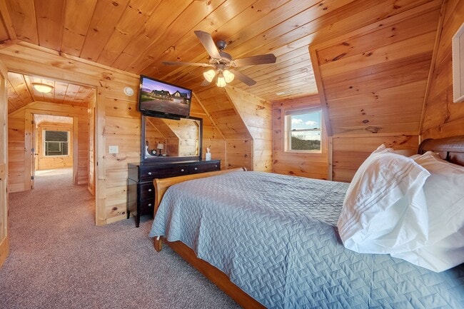 Building Photo - Sevierville 37876 - 3 bedroom, 3.5 Bath, 2486 sq. ft. Cabin and a 672 sq. ft. Studio above garage...