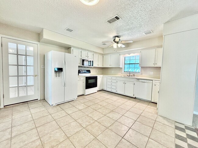Building Photo - Spacious 3-Bedroom Home