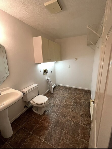 Mainfloor laundry room toilet/hookups - 813 Stein Ct