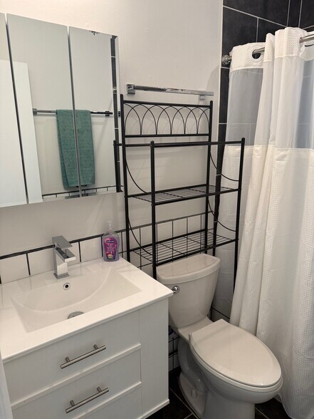 Building Photo - 2513 Staples Ave