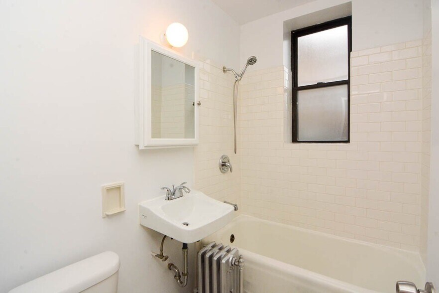 Building Photo - 3335 W Diversey Ave