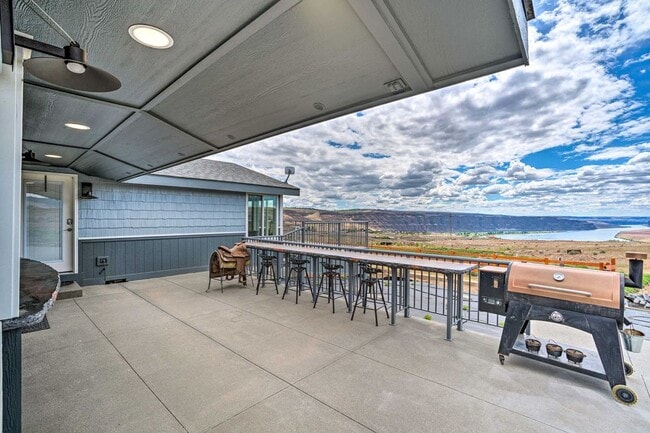 Building Photo - Upper Crescent Bar Rental