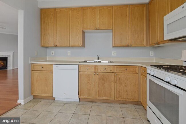 Building Photo - 2480 Angeline Dr