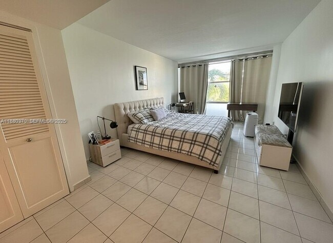 Building Photo - 900 Bay Dr