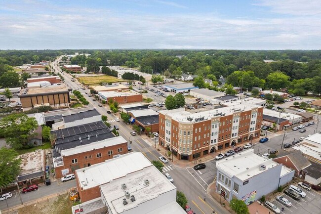 Building Photo - 901 Trestleview St