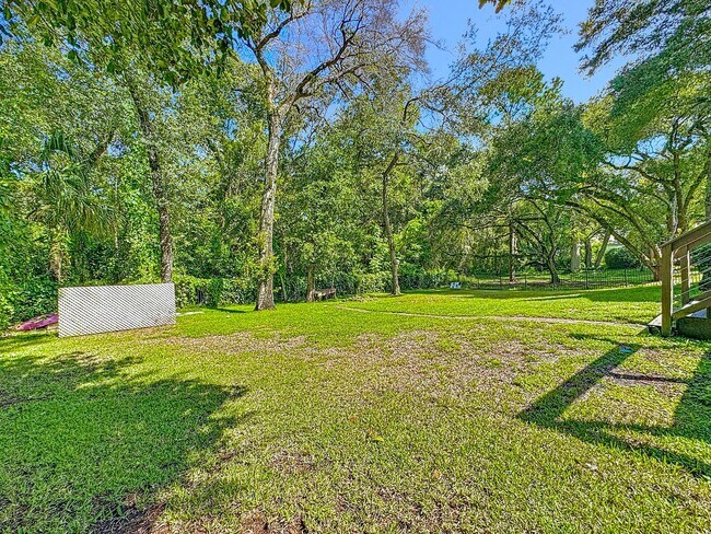 Building Photo - Discover your peaceful retreat in Wekiwa Woods!