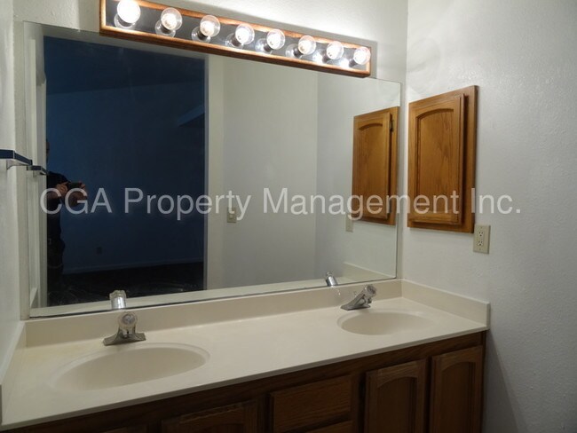 Building Photo - Cute 3 bedroom 2 bath in Antelope!