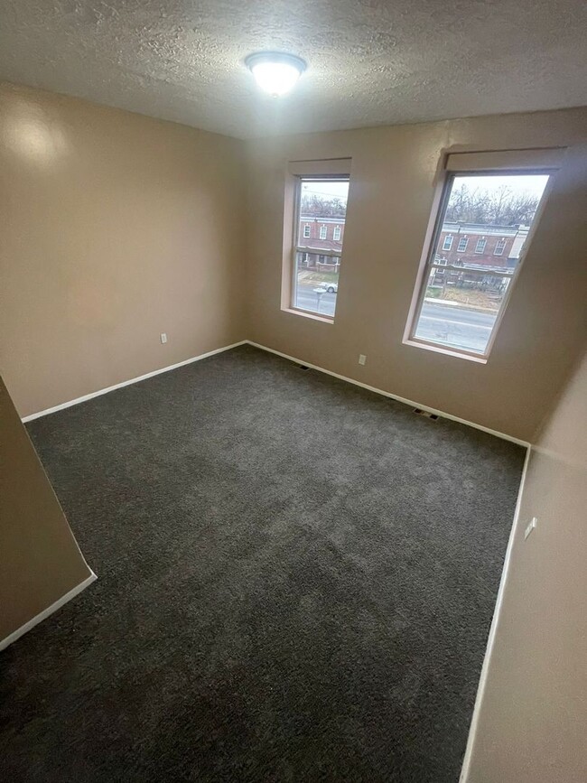 Building Photo - Two Bedrooms W/ Storage Room Upstairs 1 1/...