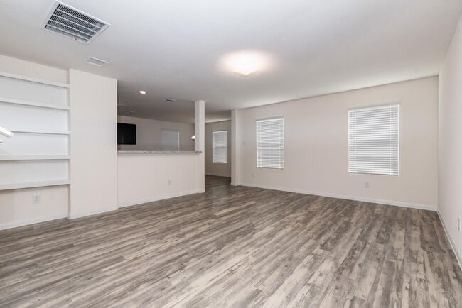 Building Photo - 3302 Lake Como Ct
