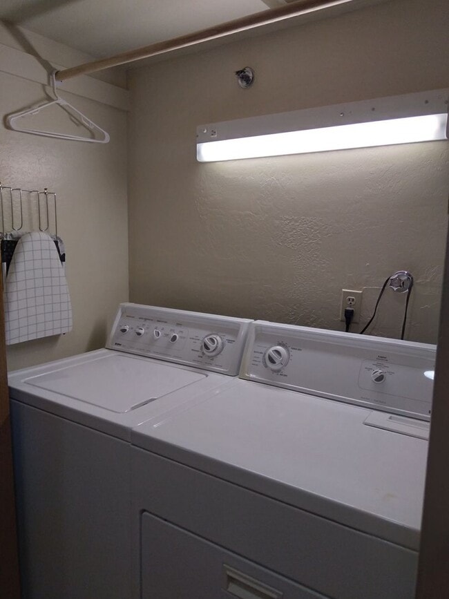 Building Photo - 3 bed / 2 bath Condo Available