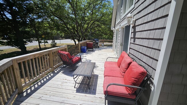 Building Photo - 102 W Windjammer Rd