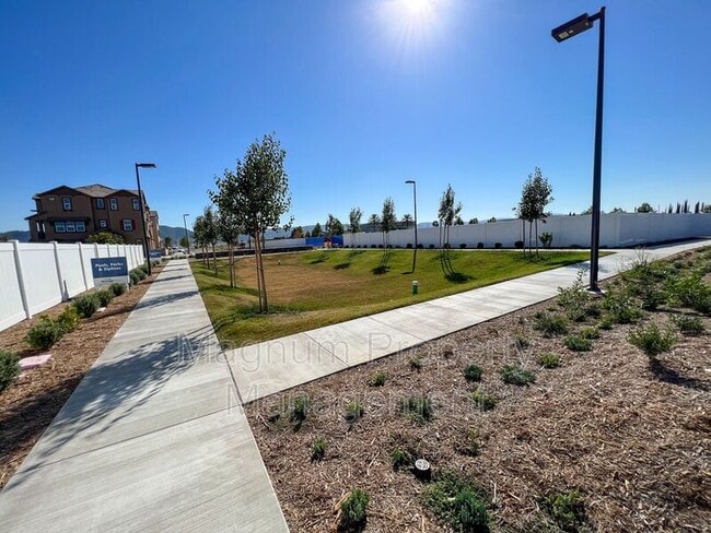 Building Photo - 40617 Birchfield Dr