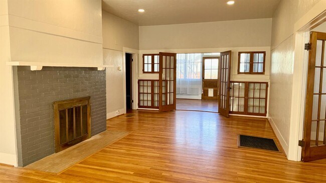 Building Photo - 130 E Malone St