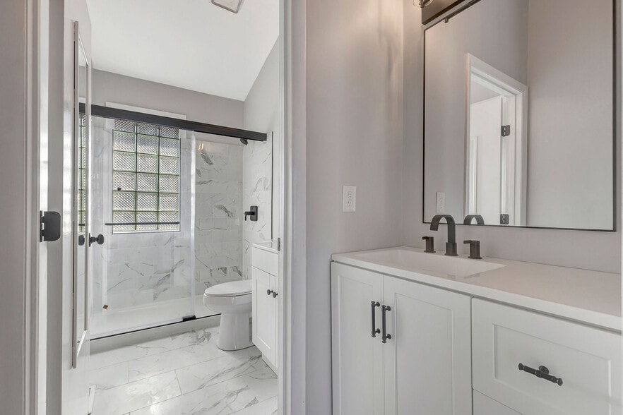 Building Photo - 2410 Grandview Ave