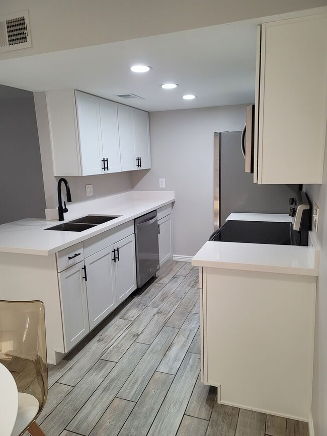 Building Photo - Absolutely Stunning Remodeled 2 Bedroom Co...