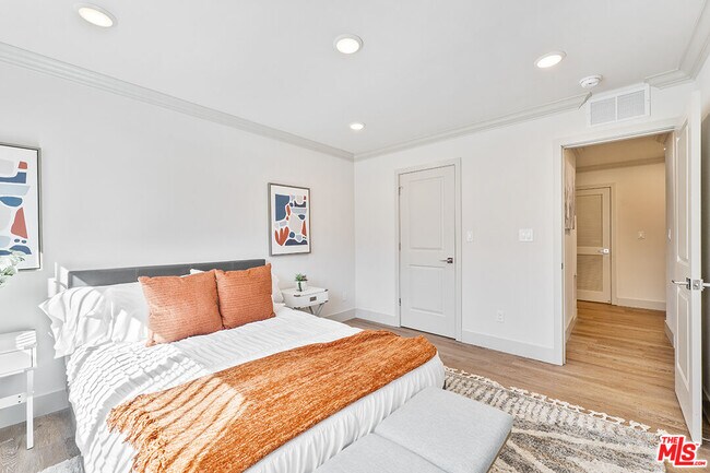 Building Photo - 821 3rd St