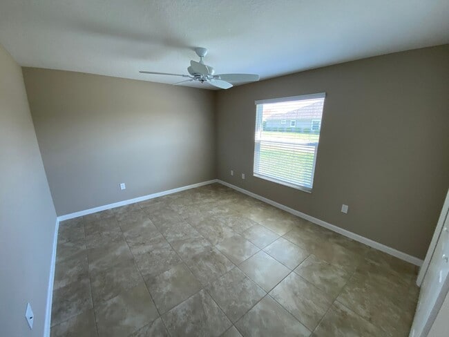 Building Photo - Beautiful Unfurnished 3 bed, 2 bath ANNUAL...