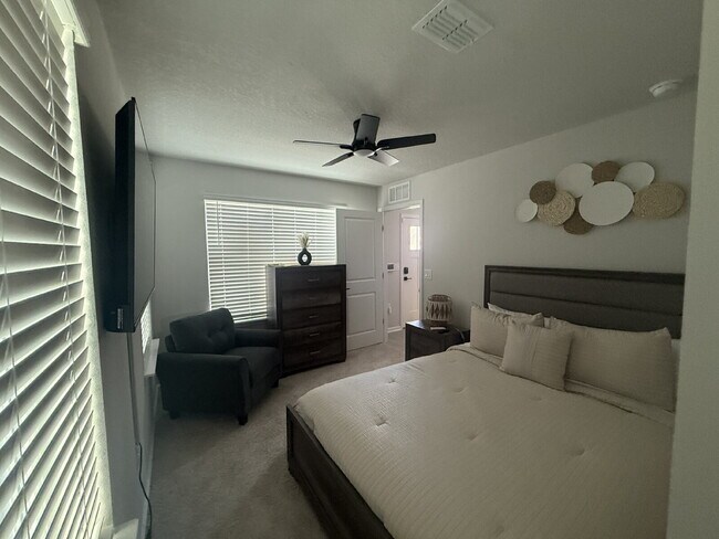 Building Photo - Modern 2-Bedroom Townhome with Garage Park...