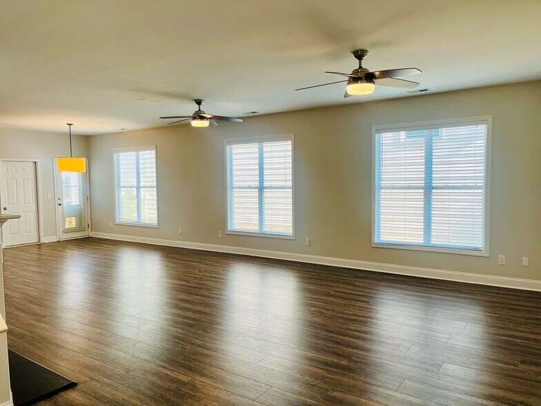 Building Photo - 1105 Circandian Ct