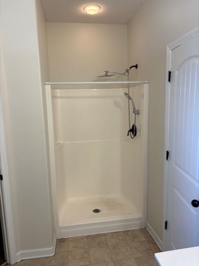 Building Photo - Spacious, Remodeled Home in Cordova