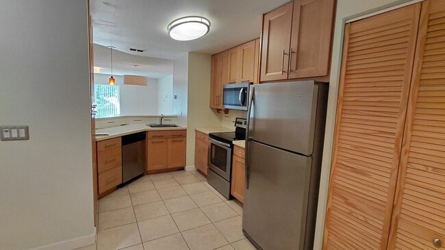 Building Photo - Beautiful townhome near Universal and Mill...