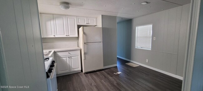 Building Photo - 1345 Barefoot Cir