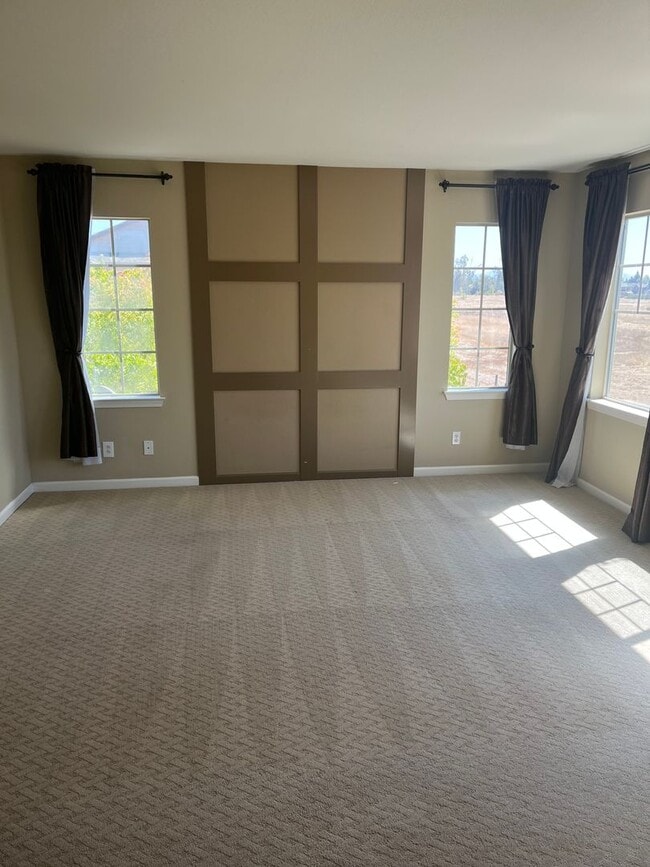 Building Photo - 3 bedroom 3 bathroom with bonus room in No...