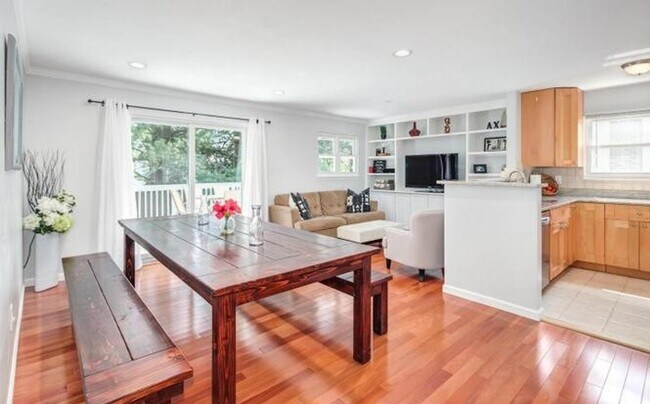 Building Photo - Splendid Split Foyer Home on Cul-de-Sac in...